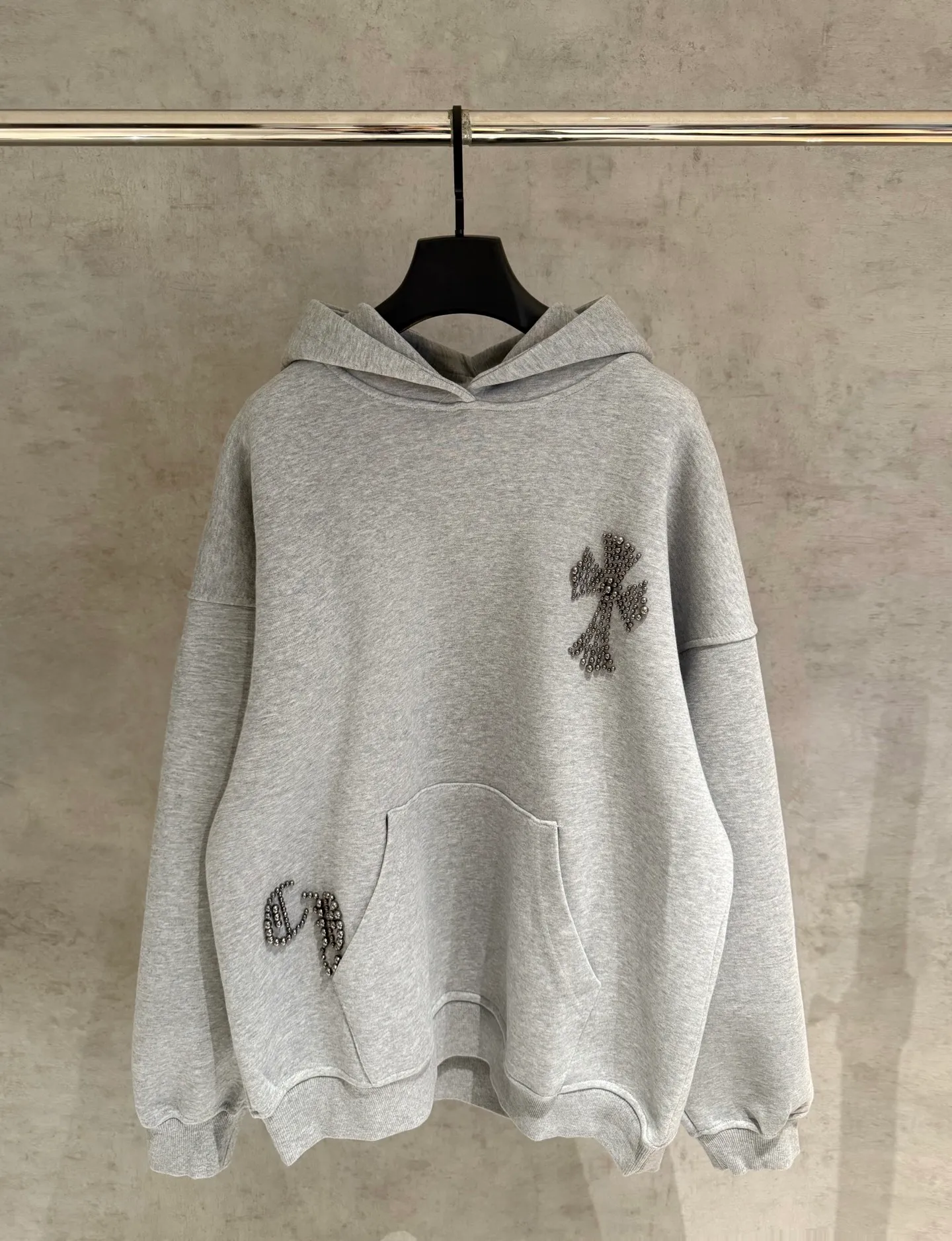 🅿️410 [Strict quality control] CH Croixin's new long-sleeved hooded sweatshirt. The fabric is made of heavy 480g double yarn fabric. Front and back embroidery➕beads. Ready-to-wear loose fit. The fabric is stiff and stylish. It does not deform or shrink. Color: black, white, floral gray. Size: M-2xl